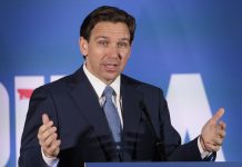 El gobernador de Florida y aspirante a la nominación republicana en 2024, Ron DeSantis, ha reemplazado a su directora de campaña, Generra Peck, después de un significativo recorte de personal en su equipo y mientras se halla cada vez a mayor distancia del favorito en las encuestas, el expresidente Donald Trump (2017-2021).