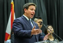 Cuidar de que el presidente Joe Biden, "no se caiga" es algo en lo que la vicepresidenta Kamala Harris debería enfocarse, según el gobernador de Florida, Ron DeSantis, que sacó una camiseta con una lista de 10 tareas pendientes para ella.