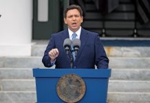 DeSantis dijo por primera vez que Trump perdió en 2020 El gobernador de Florida y aspirante a la candidatura presidencial republicana en 2024, Ron DeSantis, afirmó por primera vez este fin de semana que el expresidente Donald Trump perdió las elecciones de 2020 y Joe Biden "es el presidente", lo que fue inmediatamente respondido por portavoces de su otrora mentor.