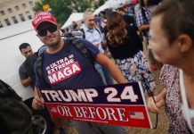 Algunos seguidores y detractores del expresidente de Estados Unidos Donald Trump (2017-2021) se concentran este jueves en las inmediaciones del tribunal federal del Distrito de Columbia, donde el republicano está citado judicialmente, dejando escenas de lo más pintorescas.