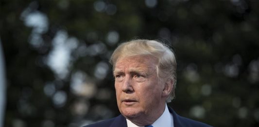 El expresidente Donald Trump vuelve este jueves a comparecer ante un tribunal, en este caso en Washington DC, para que le lean los cargos tras su imputación hace dos días por supuestamente intentar revertir el resultado de las elecciones de 2020 que perdió contra Joe Biden.