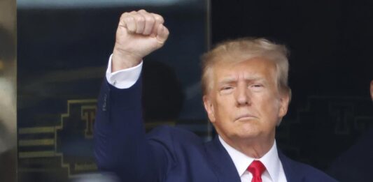El expresidente Donald Trump (2017-2021) salió este jueves de Bedminster, Nueva Jersey para viajar al estado de Georgia, donde debe comparecer para ser fichado por las autoridades judiciales por su cuarta imputación penal.