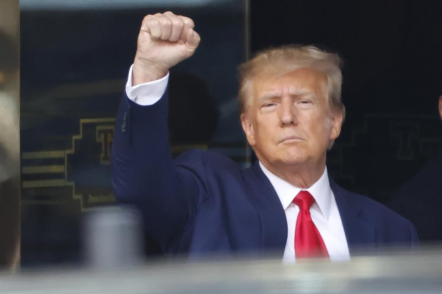 Trump Donald 1 El expresidente Donald Trump partió este jueves de su club de golf en Bedminster, Nueva Jersey para viajar a Washington DC, donde está citado a las 16:00 hora local (20:00 GMT) para la lectura de los cargos que se le imputan por supuestamente intentar revertir el resultado de las elecciones de 2020.
