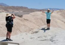 Cómo la crisis climática y la guerra de "likes" amenazan y resucitan el Valle de la Muerte Turistas se toman fotos en Zebriskie Point