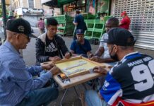 La segunda capital dominicana es Nueva York Un grupo de personas juega dominó en la calle 190 de St. Nicholas, un sector conocido como la Pequeña Dominicana