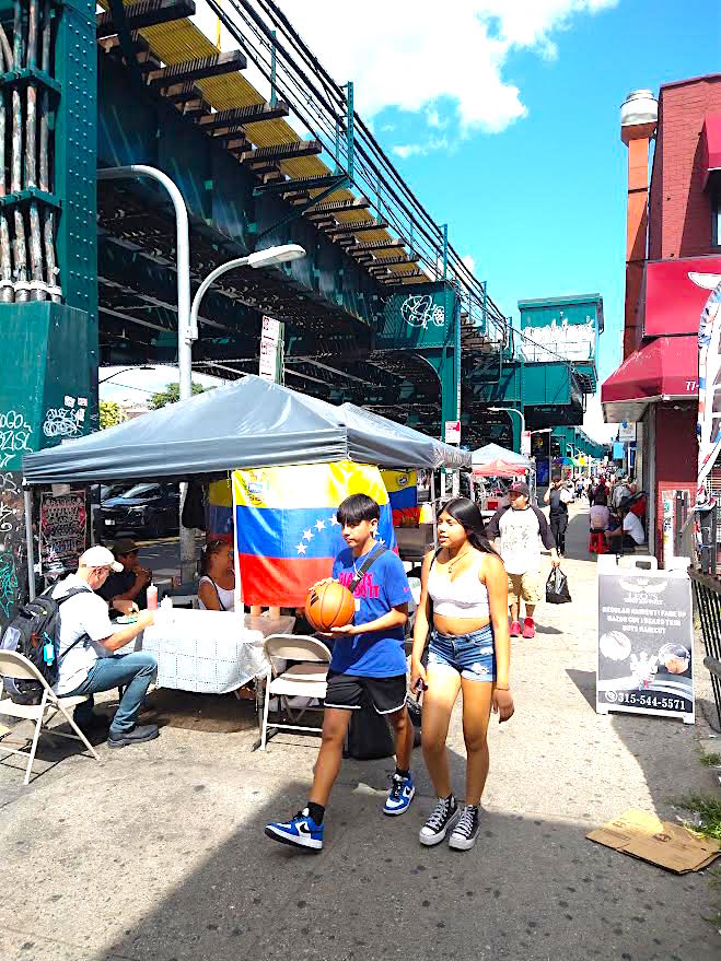 La presencia de nuevas comunidades como la venezolana y peruana, ha provocado tambi&eacute;n una mayor presencia de ventas ambulantes con comidas t&iacute;picas de los dos pa&iacute;ses a lo largo de Roosevelt.