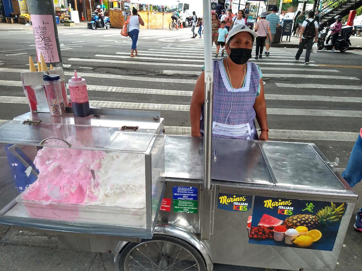 Entre los vendedores ambulantes hay muchos que trabajan pagando permisos y licencias para cumplir con las regulaciones de la ciudad y se sienten en desventaja ante el incremento de una competencia que no cumple con la ley y adem&aacute;s se queja de que les amenazan.