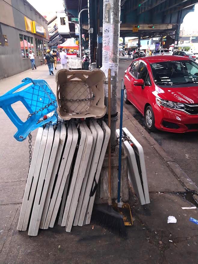 Muchos vendedores ambulantes mantienen los espacios reservados en las veredas a los lados de la avenida Roosevelt, como se ve en la gr&aacute;fica, dejan encadenadas sus pertenencias para la venta de sus mercanc&iacute;as y adem&aacute;s tienen gente que cuidan esos espacios.