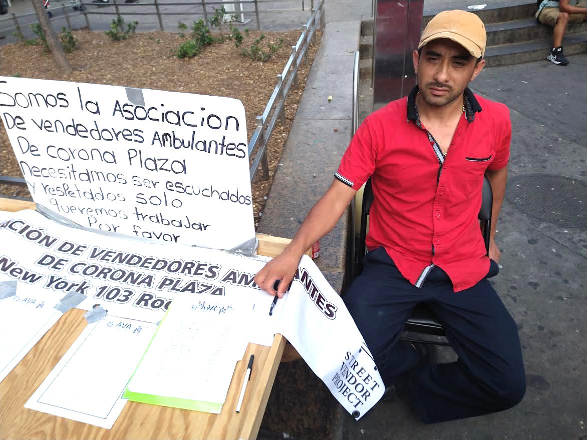 Un voluntario de la Asociaci&oacute;n de Vendedores Ambulantes (AVA) recolecta firmas de apoyo para pedir a las autoridades que les permitan volver a ocupar la Plaza Corona con sus mercader&iacute;as, muchas de las cuales, -indica-, no son competencia para los negocios del &aacute;rea.