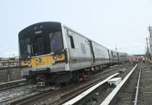 Ocho vagones de un tren de cercanías descarrilan en Nueva York y dejan diez heridos Diez personas resultaron heridas al descarrilar ocho vagones del Long Island Railroad (LIRR), la red de trenes de cercanías que conecta Manhattan con los condados de Queens, Brooklyn y Long Island.