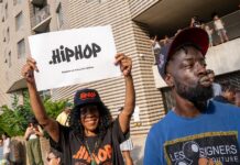 Orgullo de barrio en El Bronx de Nueva York por el 50 aniversario de la cultura hiphop Varias personas participan en el Festival de Hip-Hop