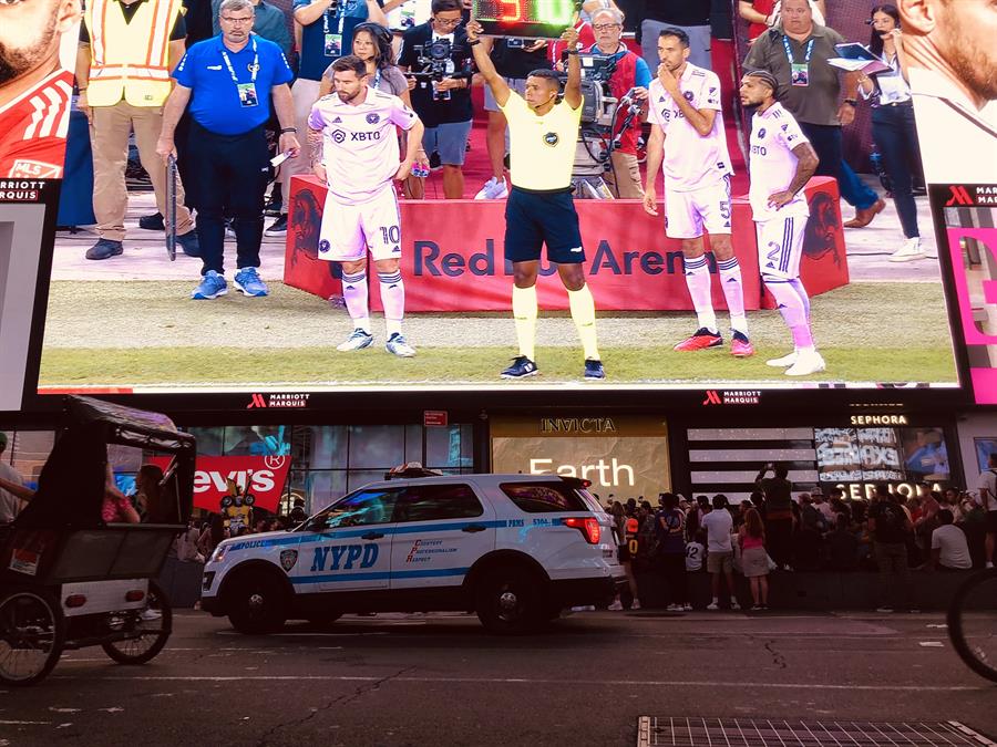 Varias personas se reúnen para observar el partido de Lionel Messi, hoy en el Times Square en Nueva York (3) Messi