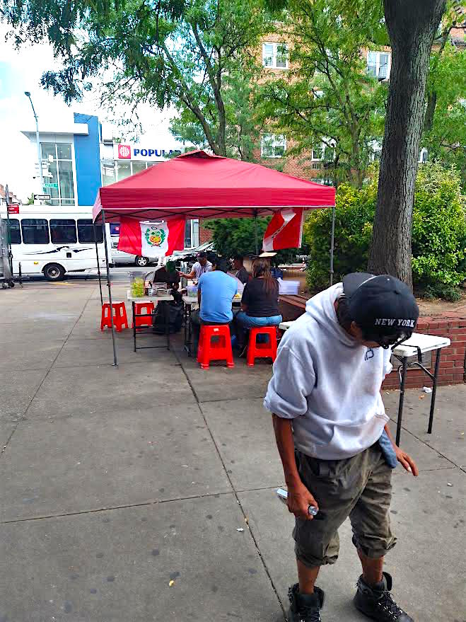 Varios negocios ambulantes de comida peruana, tanto en las aceras, como el de la gr&aacute;fica en la Plaza Unanue de la calle 84 con Roosevelt, como en autom&oacute;viles, se han convertido en una competencia desigual para innumerables restaurantes peruanos que han florecido en la zona.