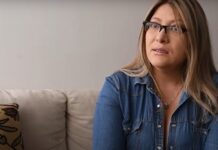 Esposa de Villavicencio cree que lo mataron por enfrentar mafias políticas y narcotráfico Verónica Sarauz, esposa del candidato presidencial Fernando Villavicencio, asesinado en la tarde del miércoles por presuntos sicarios a la salida de un mitin electoral, cree que a lo asesinaron porque enfrentó a las mafias políticas y a narcotraficantes.