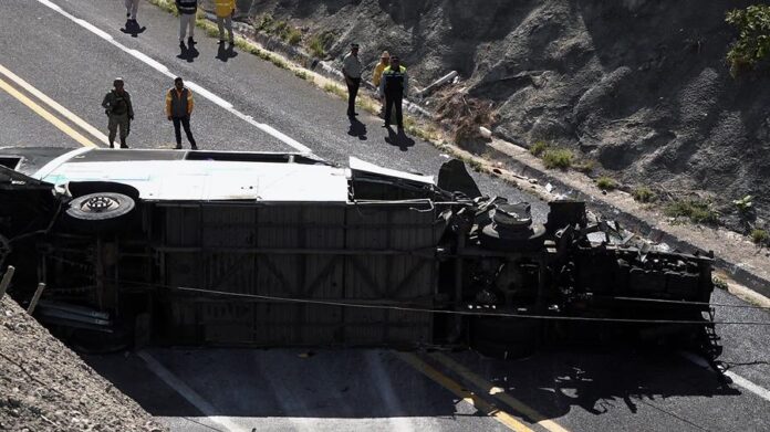 autobús de pasajeros tras un accidente (2)