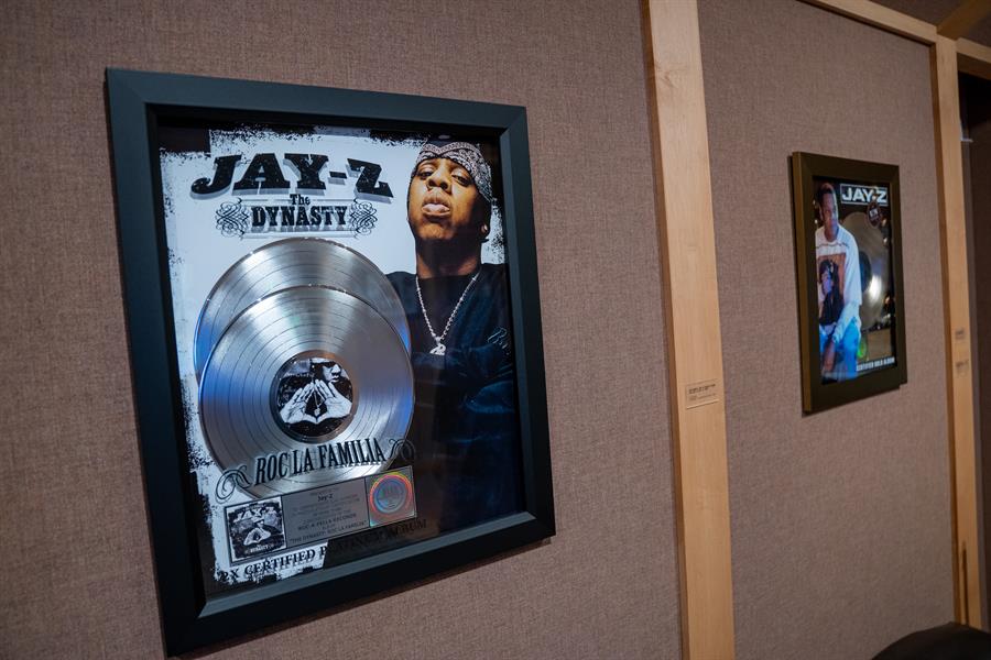 diferentes objetos en la exposici&oacute;n The Book of Hov que resalta la vida y obra del rapero Jay-Z (3)
