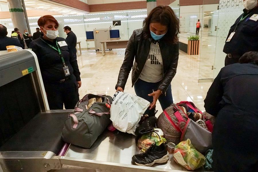 evisión de maletas en el aeropuerto en la Ciudad de México