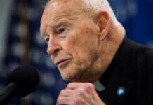Un juez determinó este miércoles que el excardenal Theodore McCarrick, el clérigo de más alto rango en la Iglesia católica de EE.UU. en enfrentar cargos de abuso sexual, no es competente para ser enjuiciado debido a deficiencias en su memoria.