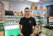 Entre pipas de fumar coloridas, jóvenes con los brazos tatuados y pósteres gigantes con imágenes de hojas de marihuana, Willie Marby, de 73 años, recoge periódicamente su prescripción de cannabis medicinal en Takoma Wellness, el mayor dispensario de Washington D.C.