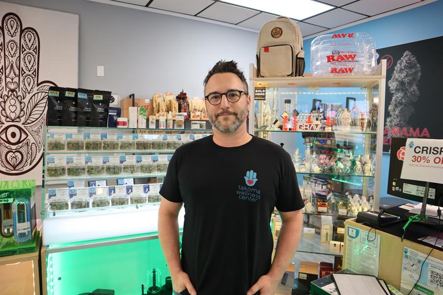 la nueva cara de la marihuana en Estados Unidos Entre pipas de fumar coloridas, jóvenes con los brazos tatuados y pósteres gigantes con imágenes de hojas de marihuana, Willie Marby, de 73 años, recoge periódicamente su prescripción de cannabis medicinal en Takoma Wellness, el mayor dispensario de Washington D.C.