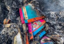 Indígenas de sur de México queman libros escolares por considerar sus contenidos no aptos libros de texto quemados por padres y madres indigena