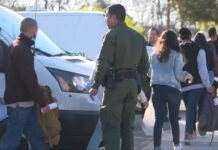 Las cárceles de California asumen rutinariamente que reos bajo su custodia son susceptibles de deportación y los reportan a Inmigración aun cuando son ciudadanos estadounidenses o inmigrantes que no deben ser devueltos a sus países.