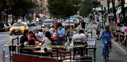 Las autoridades de Nueva York decidieron este jueves legalizar las terrazas de los establecimientos de restauración, creadas tras el inicio de la pandemia de covid-19 en 2020, y permitir así que la mayoría se mantengan en las calles de la ciudad, aunque con nuevas condiciones.