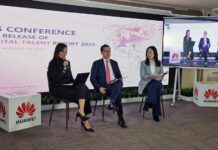 Vicepresidente de Asuntos Públicos de Huawei Latinoamérica y el Caribe, César Funes (c), y la gerente de Relaciones Públicas de Huawei, Shau Wa Yu Tan (d), durante una conferencia en Ciudad de México.