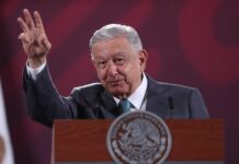 El presidente mexicano, Andrés Manuel López Obrador, tachó este viernes de "imprudente" e "inhumano" al gobernador de Texas, el republicano Greg Abbott, por presentar un recurso de apelación para no retirar las boyas y cerco de alambres que colocó en el fronterizo río Bravo contra migrantes.
