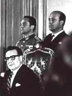 En esta gr&aacute;fica de 1971 se aprecia al presidente Salvador Allende y junto a &eacute;l a la derecha, su edec&aacute;n Arturo Araya Peeters, el cual fue asesinado en julio de 1973.