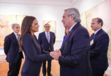 Alberto Fernández mientras saluda a la congresista Alexandria Ocasio-Cortez, durante una reunión en el consulado argentino en Nueva York.