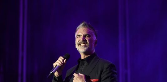 La presidente del Caucus Hispano del Congreso, la demócrata Nanette Díaz Barragán, presentará una resolución para honrar al cantante mexicano Alejandro Fernández por su papel en la promoción de la cultura latina, informó este miércoles el medio político The Hill.