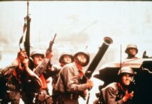 Detalle del asalto al palacio presidencial chileno La Moneda el 11 de septiembre de 1973, foto del archivo de Gustavo Gac-Artigas, en que se ve a una unidad de artillería pesada apuntando desde tierra.