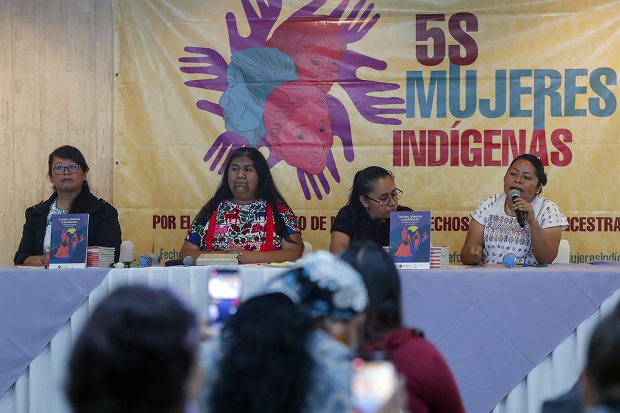 Las representantes de la Asamblea Nacional Pol&iacute;tica de Mujeres Ind&iacute;genas (ANPMI), Yuridia Velasco, Cristina Solano, Ofelia P&eacute;rez Ruiz y Valeriana Nicol&aacute;s Benito participan durante una conferencia de prensa hoy, en la Ciudad de M&eacute;xico.