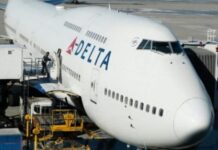 Los dos migrantes cubanos que en marzo pasado llegaron a los cayos de Florida en un ala delta con motor y recibieron asilo político por parte de una jueza de inmigración, aunque permanecían detenidos, ya salieron en libertad, según informan este viernes medios locales.
