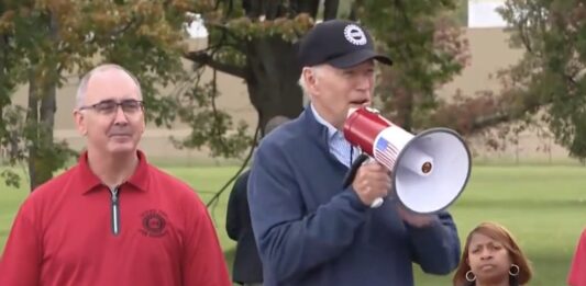 El presidente Joe Biden, hizo historia este martes al convertirse en el primer mandatario en activo del país en sumarse a unos piquetes en defensa de mejores condiciones laborales para los trabajadores del sector de la automoción.