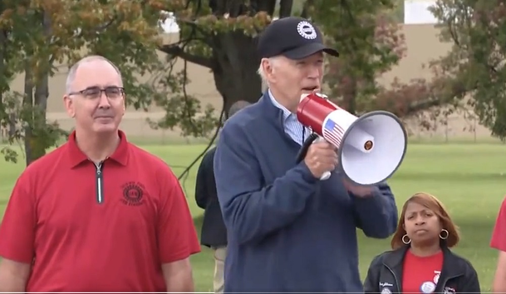 Biden en piquetes El presidente Joe Biden, hizo historia este martes al convertirse en el primer mandatario en activo del país en sumarse a unos piquetes en defensa de mejores condiciones laborales para los trabajadores del sector de la automoción.