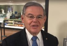 El senador demócrata Bob Menéndez de Nueva Jersey y su esposa, Nadine Menéndez, han sido acusados de aceptar "cientos de miles de dólares en sobornos" a cambio de "proteger y enriquecer a empresarios y beneficiar al Gobierno de Egipto", anunció este viernes la Fiscalía federal para el Distrito sur de Nueva York.