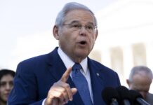 El senador demócrata Bob Menéndez de Nueva Jersey, acusado este viernes junto a su esposa de haber aceptado supuestamente cientos de miles de dólares en sobornos para enriquecer a empresarios y al gobierno egipcio, emitió un comunicado horas después en el que rechazaba dimitir.