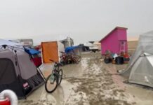 Los 72.000 asistentes al Burning Man podrán salir este lunes del recinto, lleno de barro Burning Man.