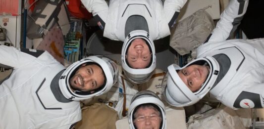 Un ambiente meteorológico "desfavorable" ha obligado a aplazar al menos un día más el inicio del regreso a Tierra de la misión Crew-6, con cuatro astronautas a bordo, que lleva casi seis meses en la Estación Espacial Internacional (EEI) y es relevada ahora por la Crew-7, informó este viernes la NASA.
