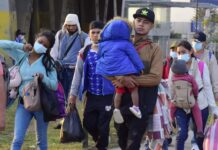 Nueva ola de migrantes obliga a liberar a decenas en calles de San Diego, California La Patrulla Fronteriza liberó hoy en las calles de San Diego, California un grupo de más de 60 migrantes para despejar espacio en sus centros de procesamiento cuya capacidad fue rebasada por la llegada de cientos de extranjeros que nuevamente acampan entre dos muros fronterizos paralelos.