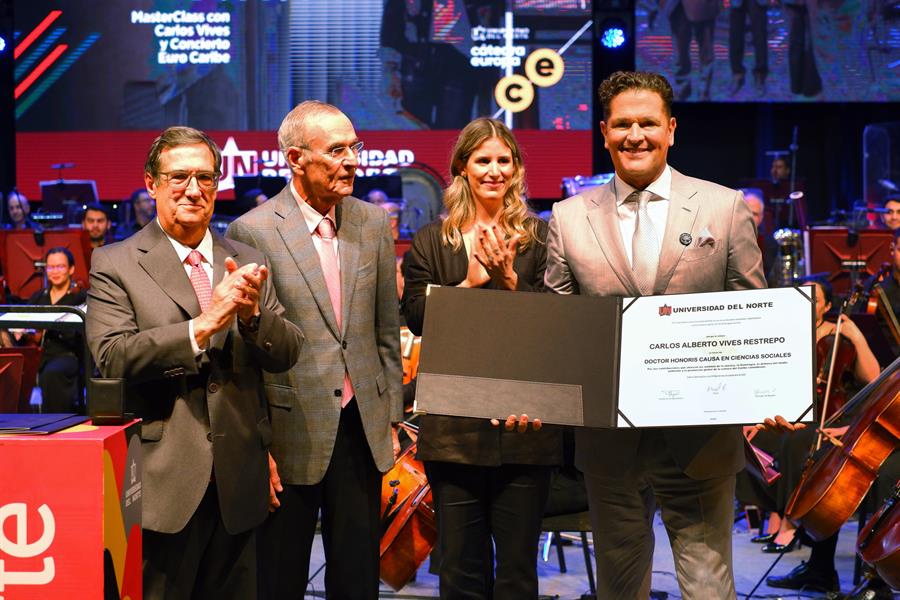 Carlos Vives recibió el Doctorado Honoris Causa en Ciencias Sociales Carlos Vives recibió el Doctorado Honoris Causa en Ciencias Sociales.