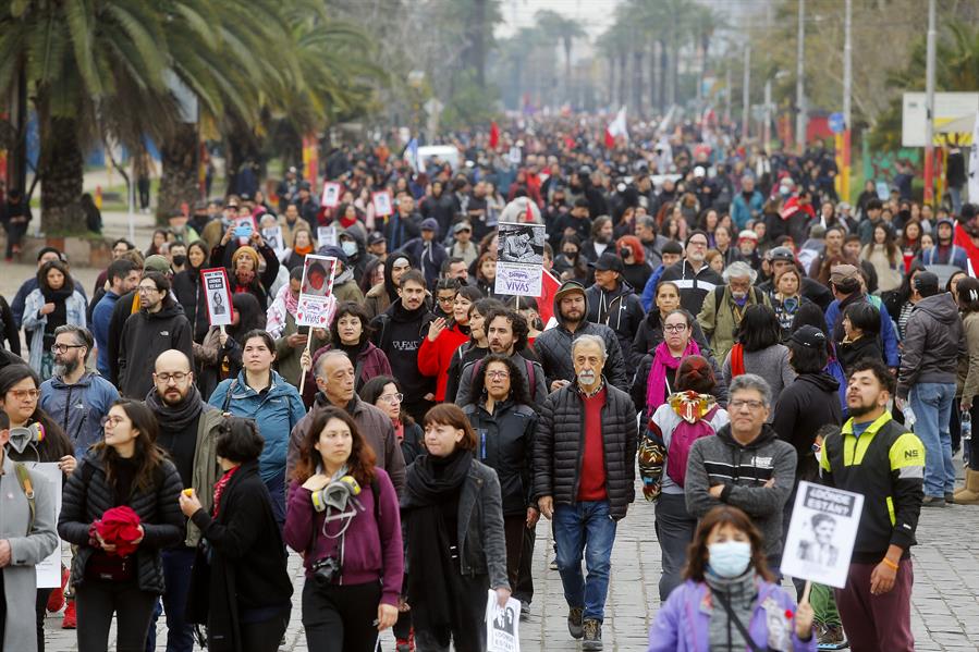 Ciudadanos marchan hoy para conmemorar a las v&iacute;ctimas por los 50 a&ntilde;os del golpe de Estado contra el gobierno democr&aacute;tico de Salvador Allende (2)