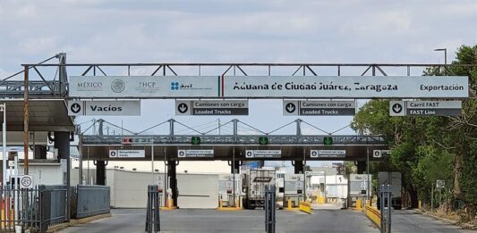 Conductores de camiones transitan hacia la aduana hoy, rumbo a Estados Unidos (3)