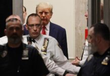 Se declara culpable el primero de los 18 imputados junto a Trump en Georgia Uno de los 18 acusados junto al expresidente Donald Trump en Georgia se declaró este viernes culpable de intentar manipular los resultados de las elecciones de 2020 en ese estado, donde el actual mandatario Joe Biden ganó por un estrecho margen.