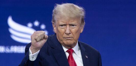 El expresidente Donald Trump es el favorito de los votantes hispanos republicanos entre los candidatos a las primarias de ese partido a pesar de enfrentar cuatro procesos judiciales en su contra, según un sondeo revelado este lunes.