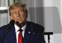Un juez declara a Trump responsable de fraude en caso civil sobre su empresa en Nueva York Un juez declaró al expresidente Donald Trump responsable de un cargo de fraude en el proceso por la vía civil impulsado por la Fiscalía estatal de Nueva York,