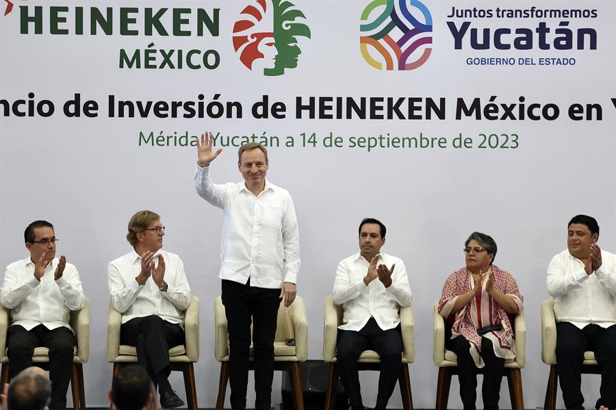 El director general de Heineken México, Guillaume Duverdier (3-i), participa durante un acto protocolario en Mérida