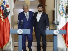 El presidente de Chile, Gabriel Boric (d), realiza hoy una declaración conjunta junto a su homólogo de México, Andrés Manuel López Obrador